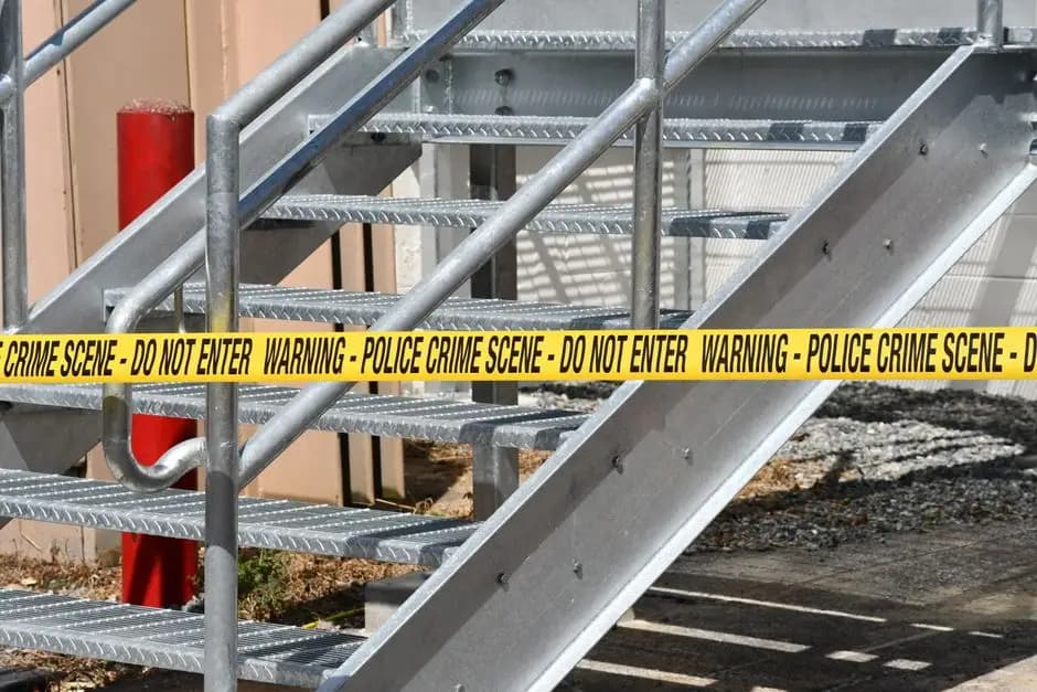 Dramat w podkaliskim Borowie: 48-letnia kobieta zaatakowana nożem przez konkubenta