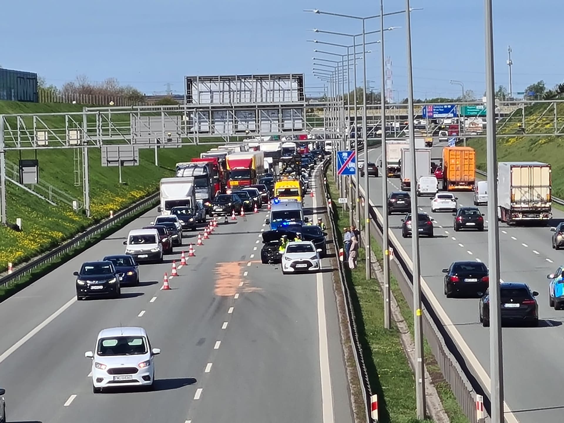 Dramatyczny wypadek na A2. Poszkodowany motocyklista i gigantyczne korek