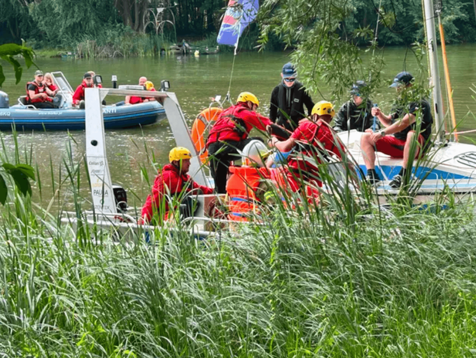 Dryfująca żaglówka i poszkodowani w wodzie. Tak ćwiczyli ratownicy w Szałem