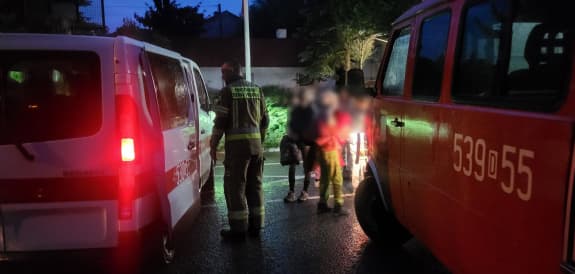 Drzewa na drogach, uszkodzony dach i ewakuacja harcerzy