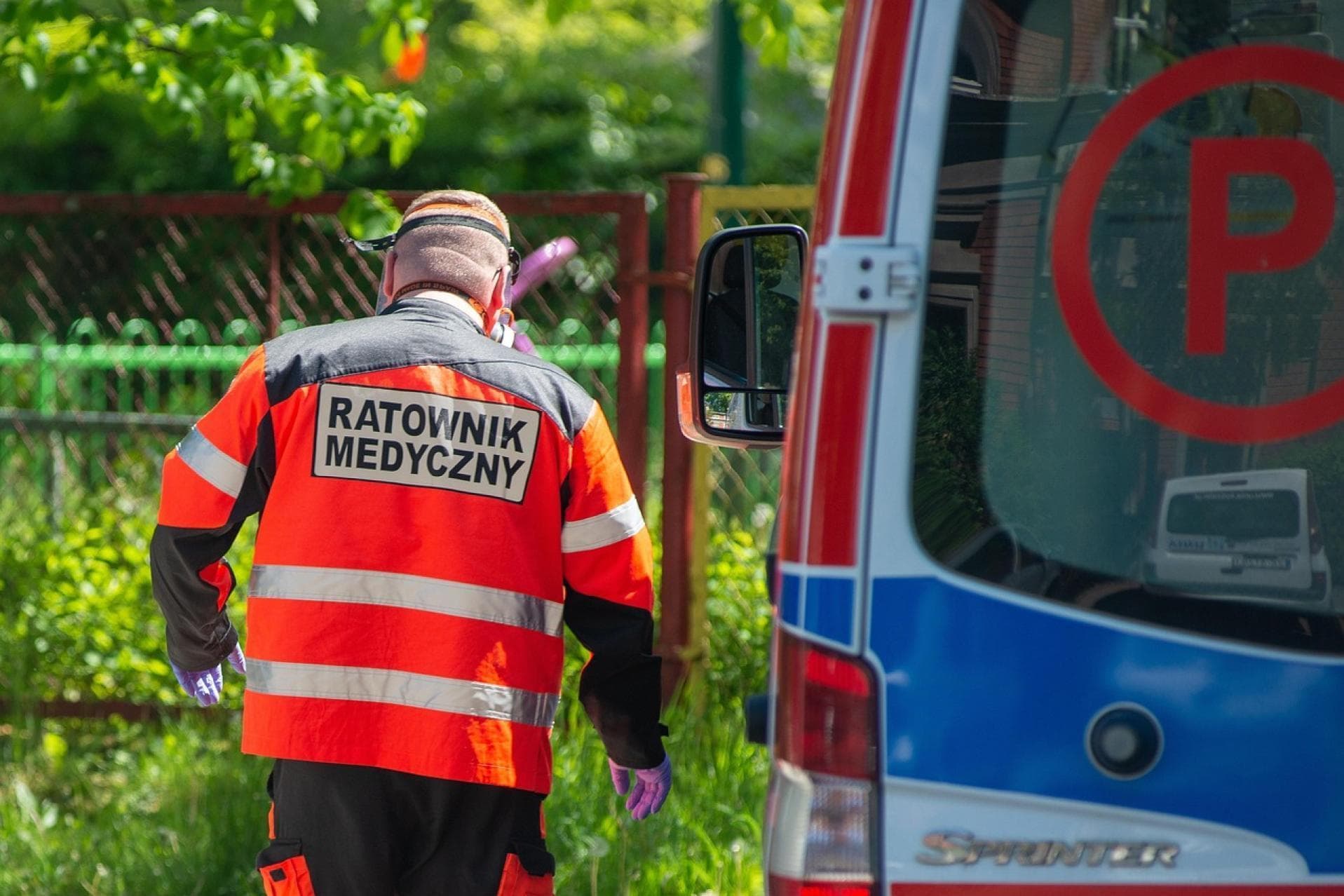 Drzewo przewróciło się na rowerzystów i samochód. Utrudnienia na DK49