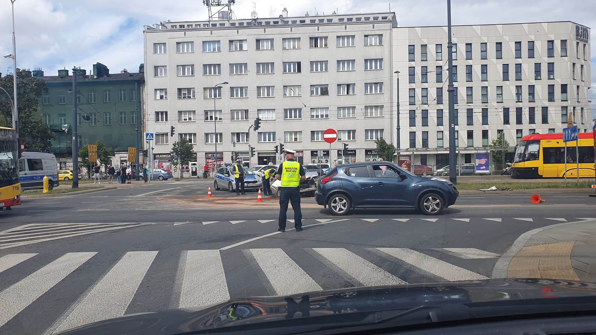 Duże utrudnienia na Pradze-Południe! Dźwig Tramwajów Warszawskich zderzył się z samochodem
