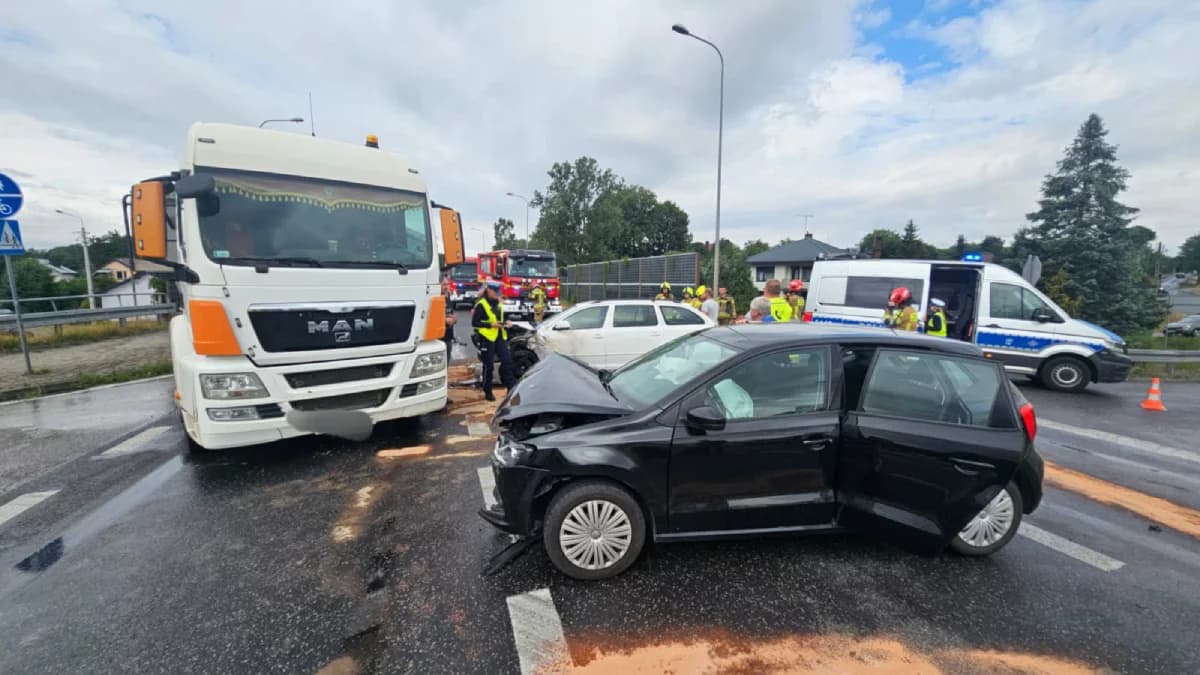 Duży wypadek na DK12 pod Piotrkowem! Tir zderzył się z dwoma autami, są utrudnienia
