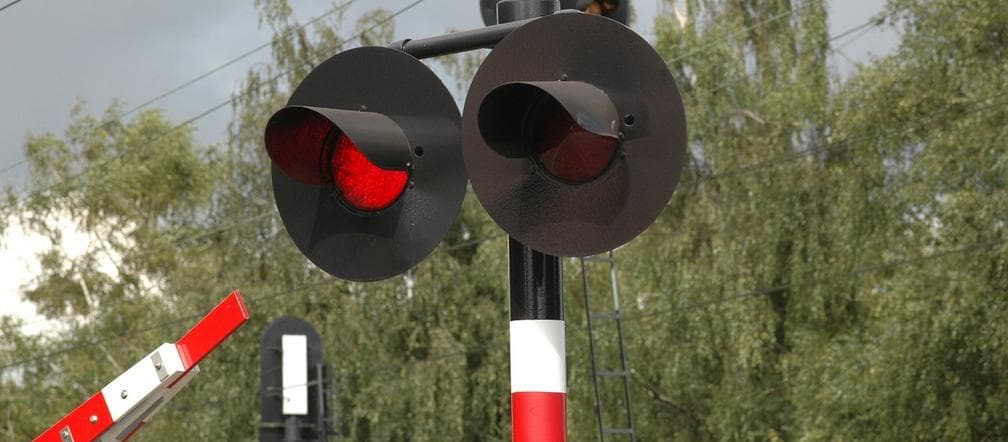 Dwa przejazdy kolejowe zyskają szlabany. Bezpieczeństwo kierowców i pieszych wyraźnie wzrośnie