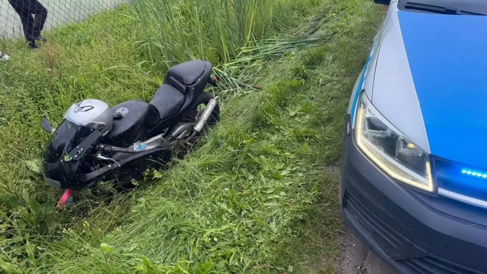 Dwa razy próbował uciec. Wcześniej wjechał w bariery, teraz do rowu
