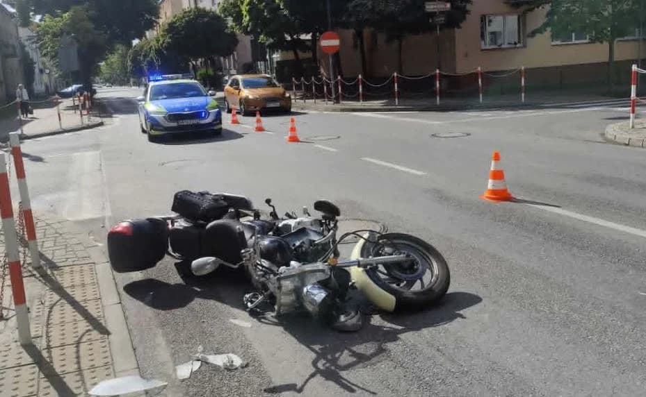 Dwa wypadki. W Płocku odwieziony do szpitala motocyklista. Zderzenie czterech samochodów w Psarach.