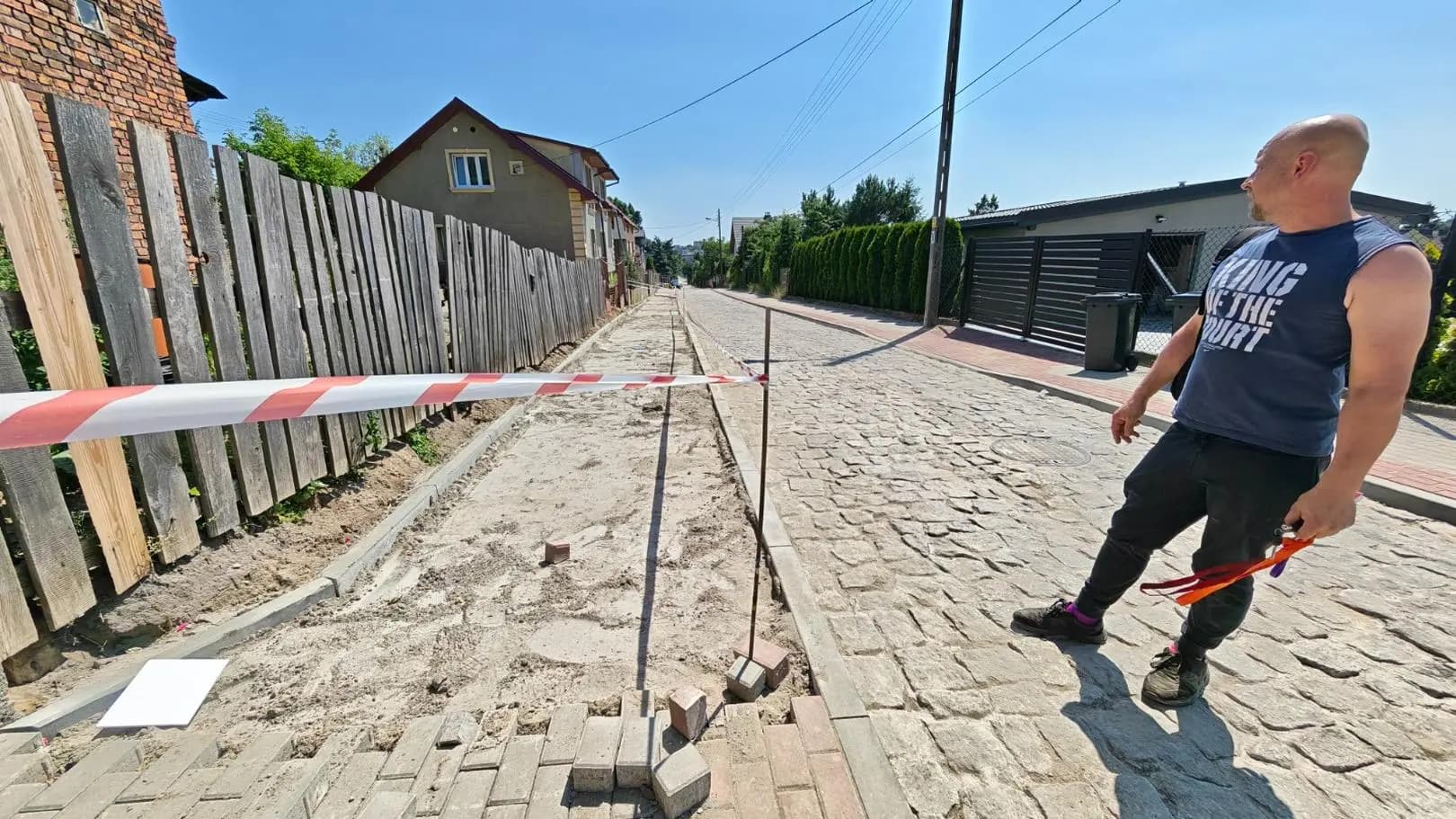 Dwie księgi wieczyste i konflikt o kilkanaście metrów chodnika. "Dantejskie sceny"