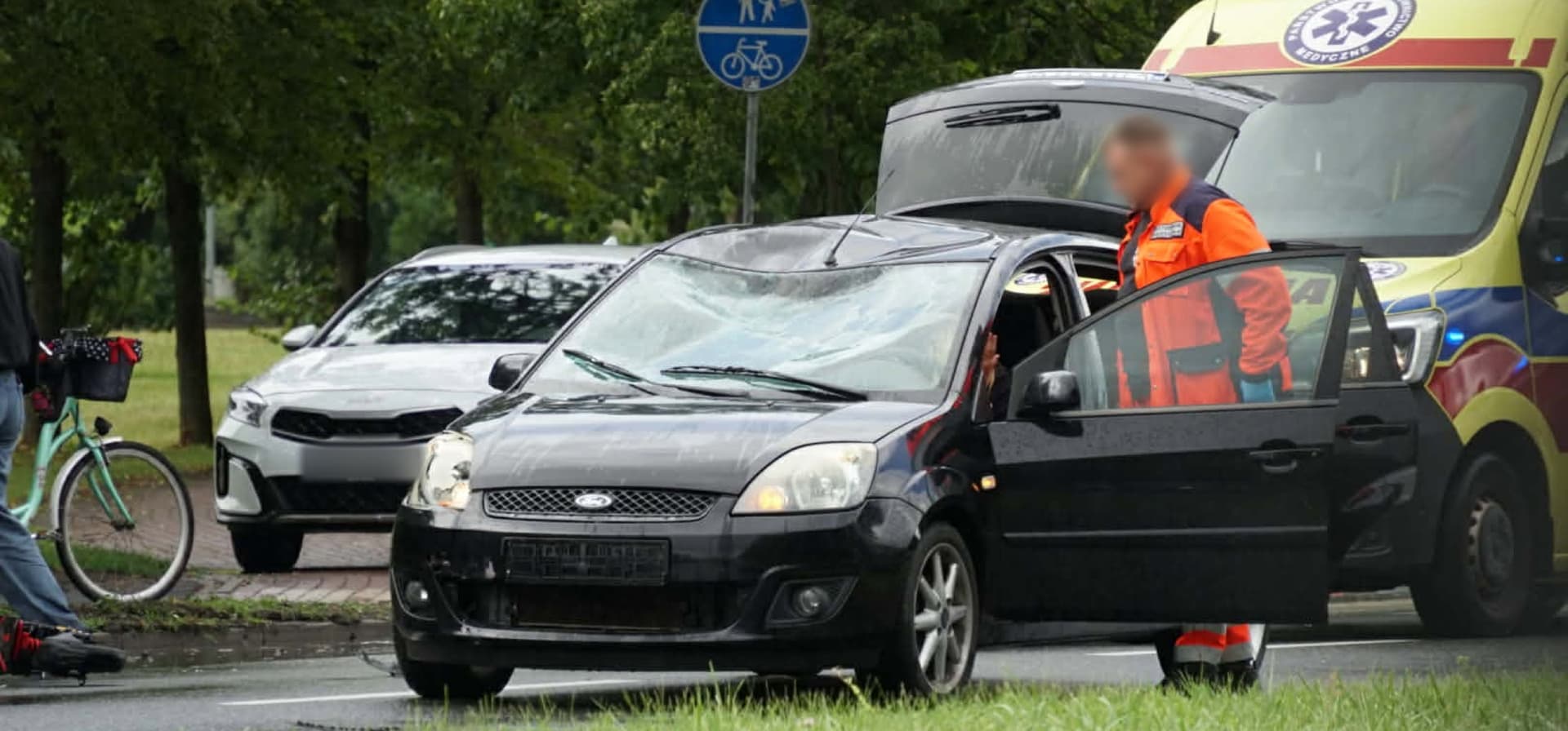 Dwóch 14-latków na hulajnodze zderzyło się z autem