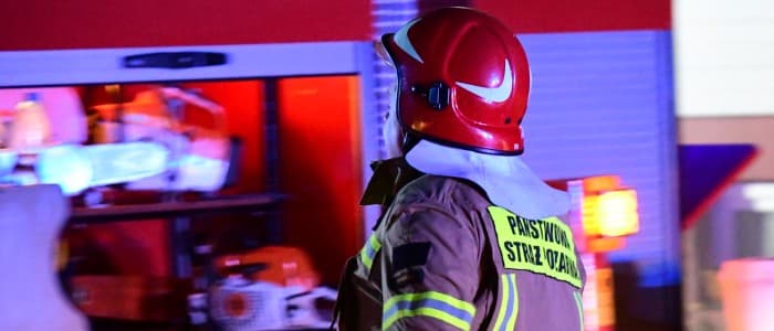 Dym wydobywał się z wózka elektrycznego w sklepie. Interweniowali strażacy