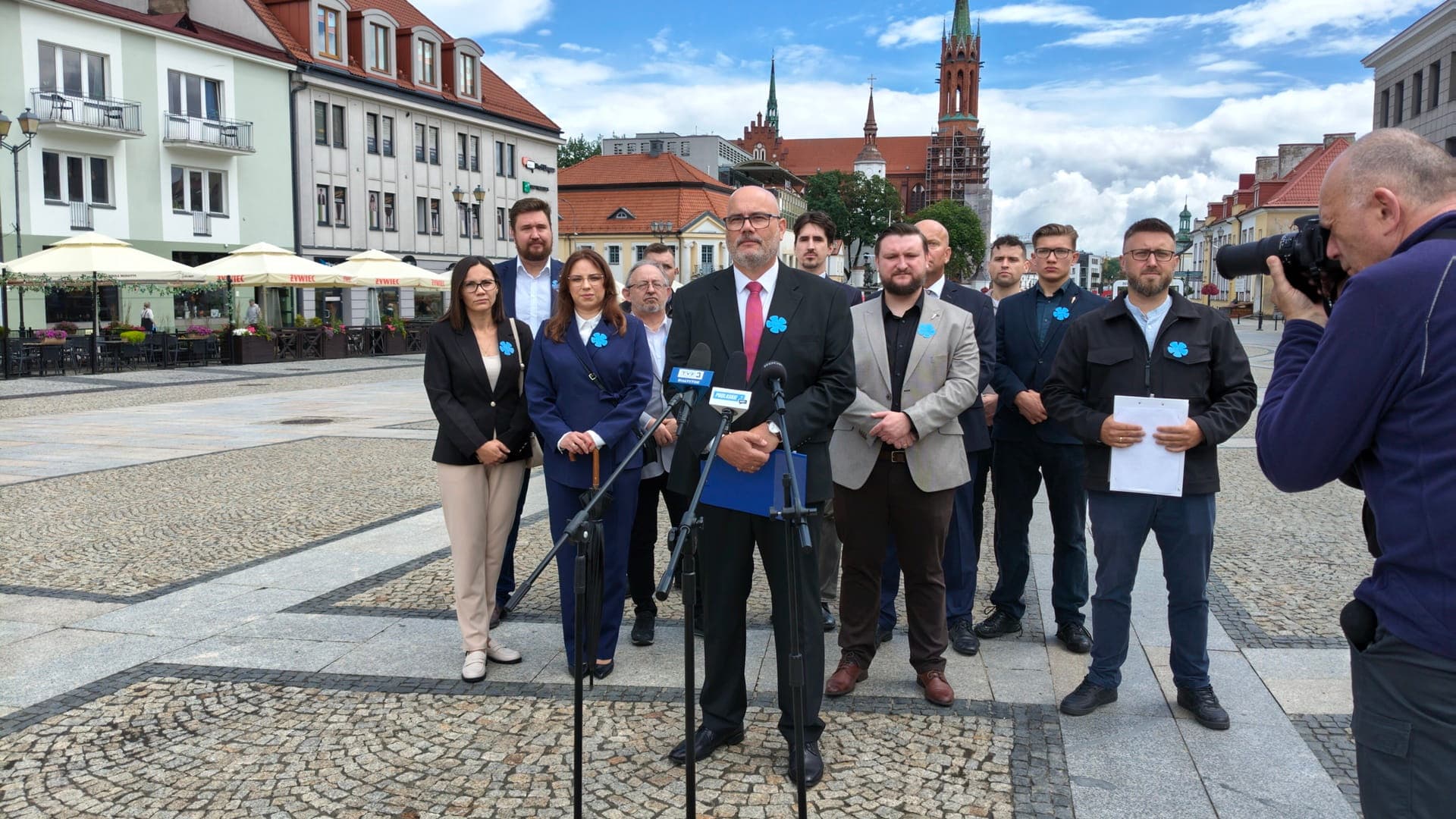 Działacze Konfederacji rozdają "Kwiaty Wołynia". Symbol ma przypominać o krwawej niedzieli