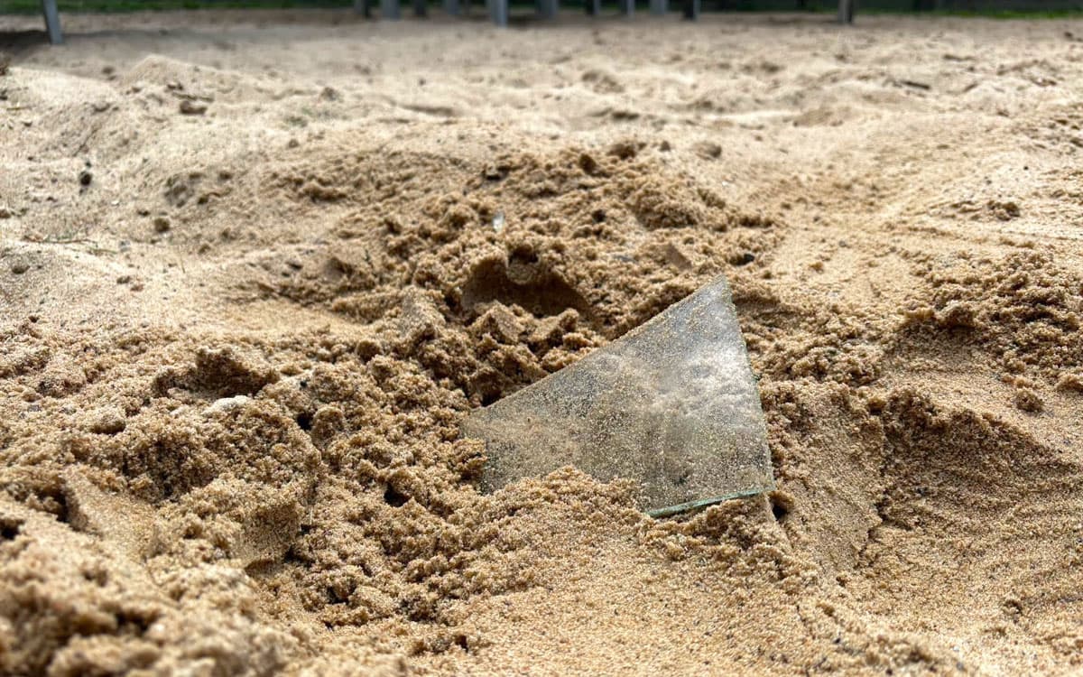 Dzieci mogły się pokaleczyć na placu zabaw! Trwają poszukiwania sprawcy