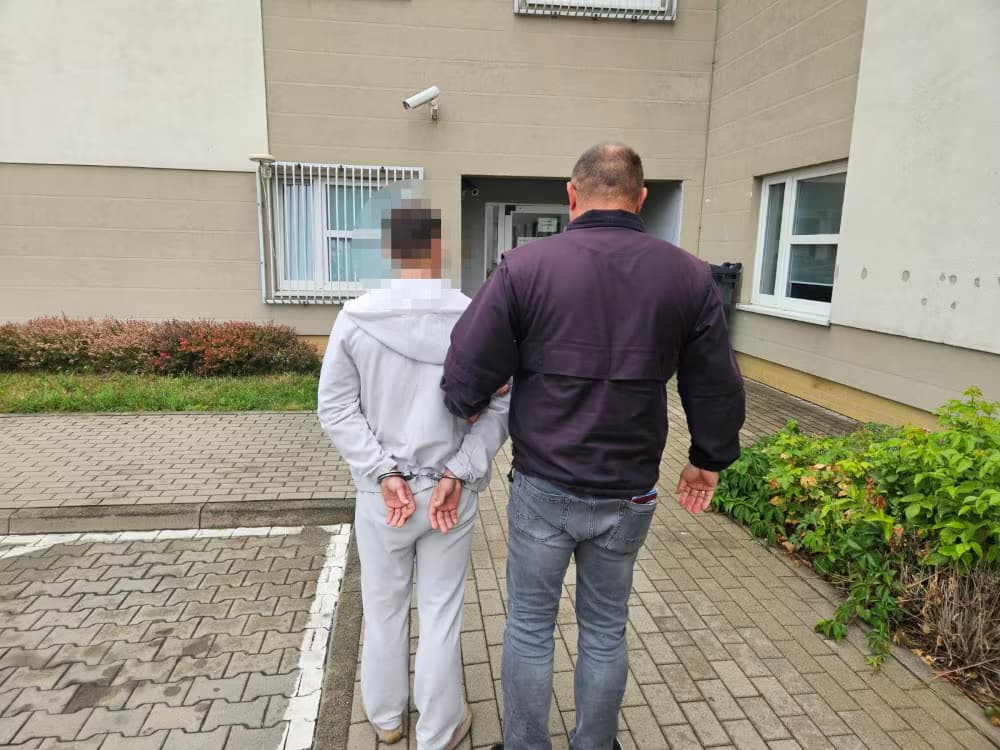 Dzielnicowi z Pragi Północ przerwali nielegalną działalność 19-latka. Zatrzymali też jego klienta