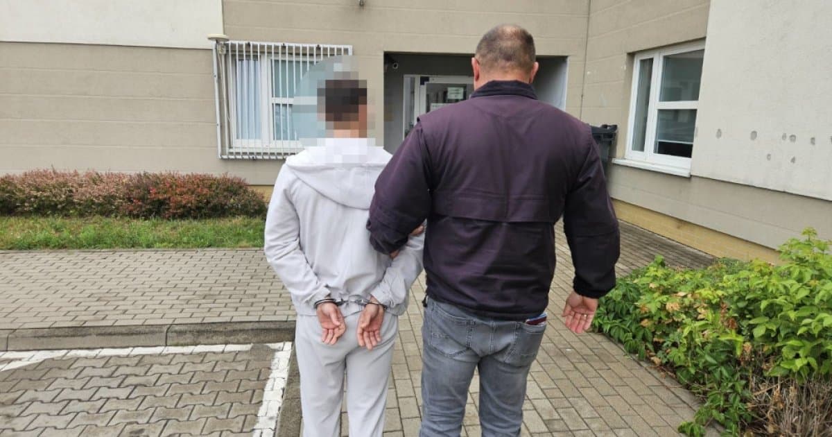 Dzielnicowi zatrzymali dilera i jego klienta