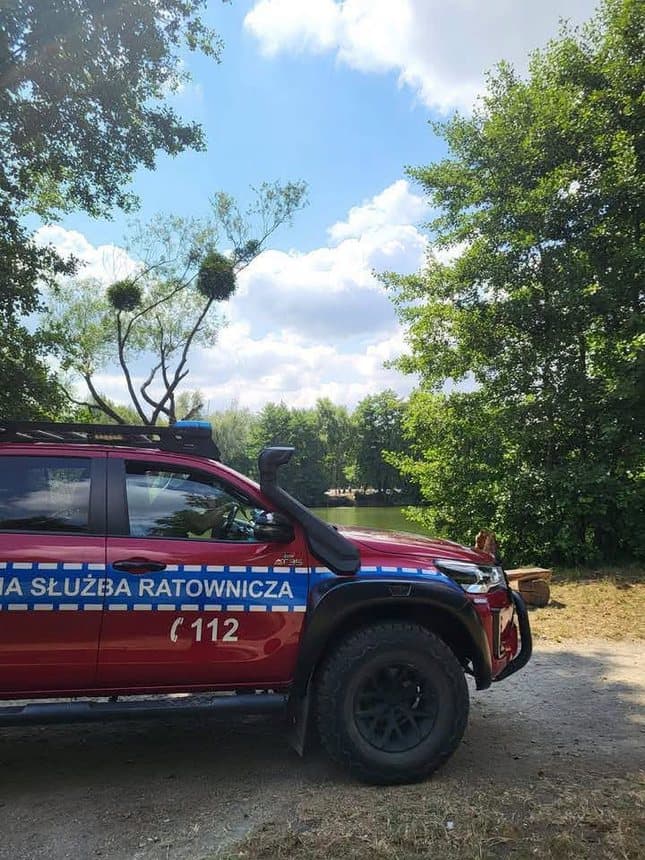 Dzień po tragedii we Wrocławiu znów skakali do wody