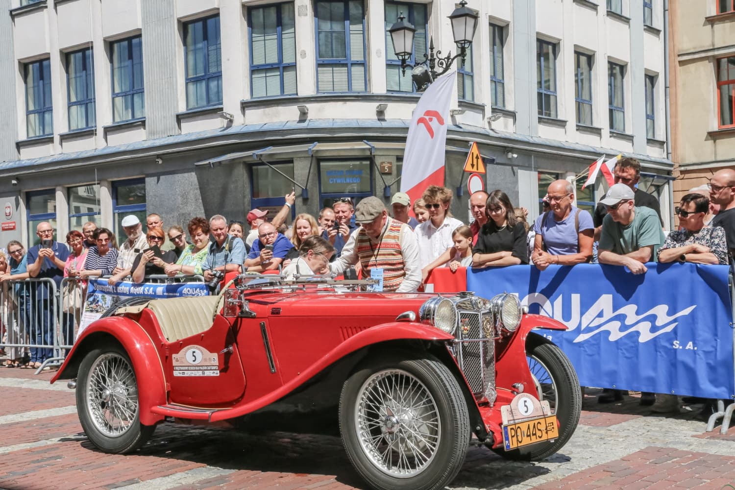 Elegancja na czterech kołach. Zabytkowe auta na Placu Ratuszowym
