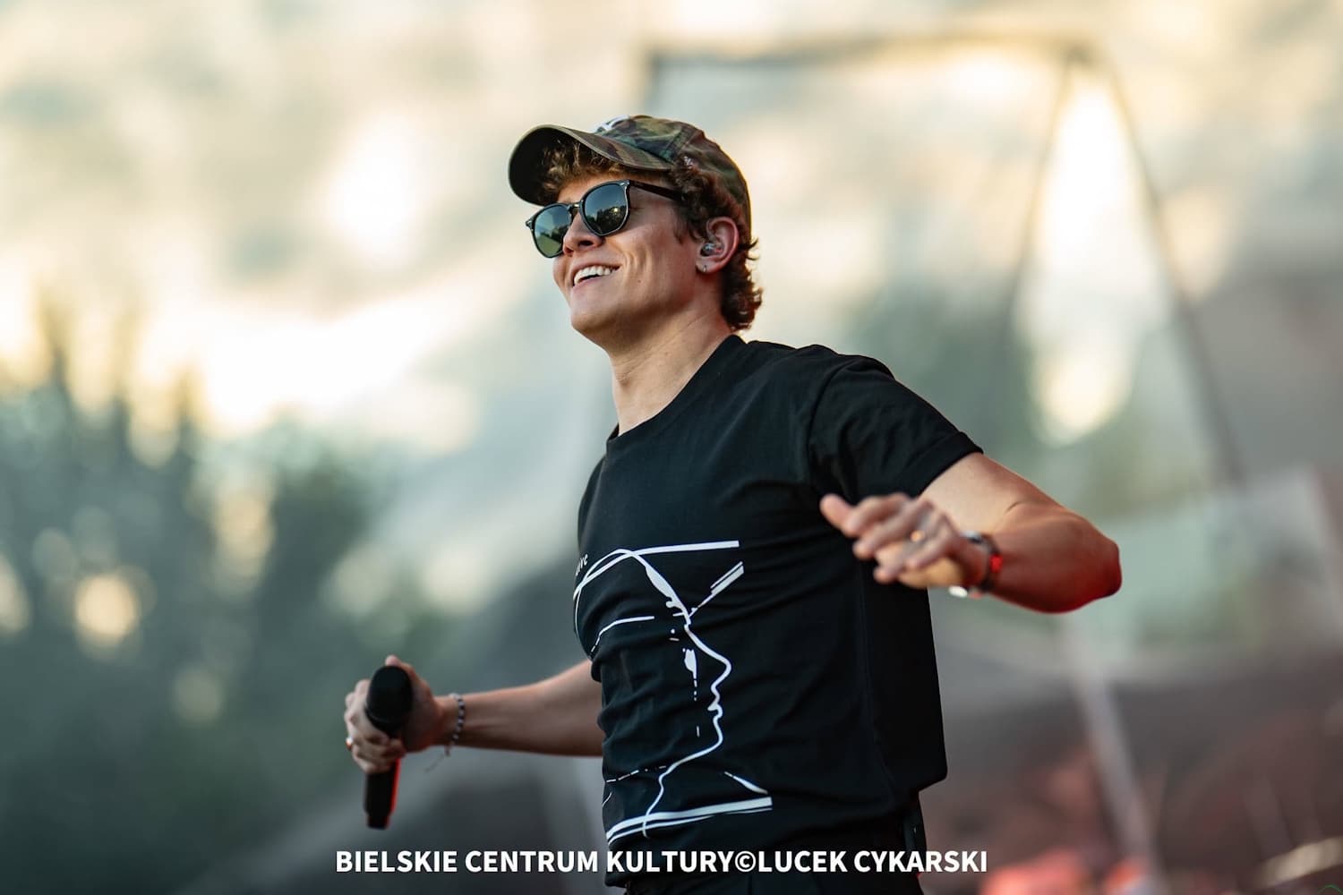 Emocje wystrzeliły w górę! Koncert Oskara Cymsa przyciągnął tłumy | ZDJĘCIA