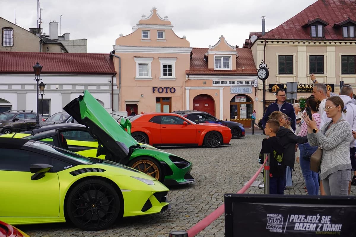 Ferrari, Lamborghini i McLareny w Łowiczu. Można przejechać się supersamochodem