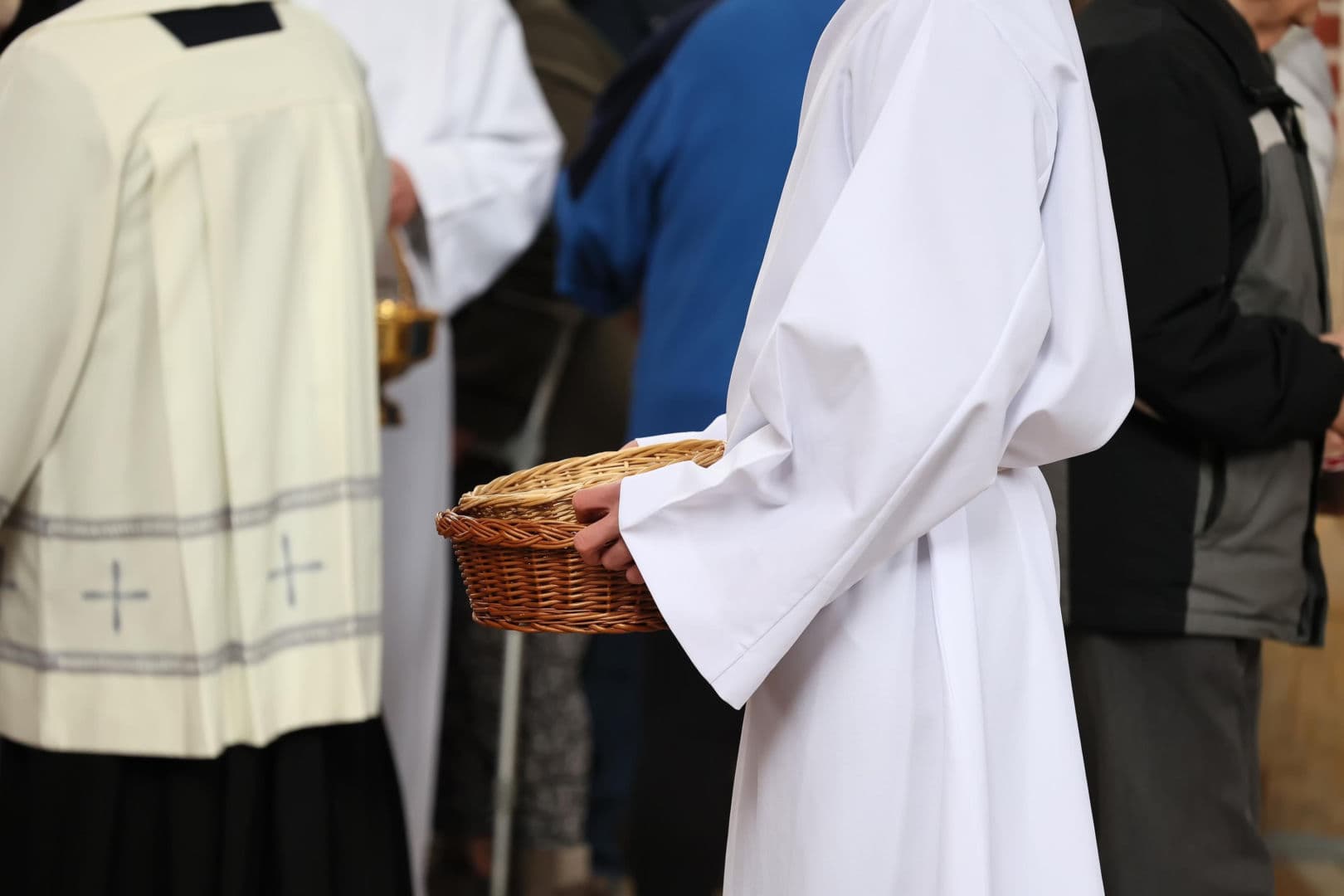 FINANSE W KOŚCIELE Ksiądz ujawnia, na co idą pieniądze z tacy. To nie tylko remonty