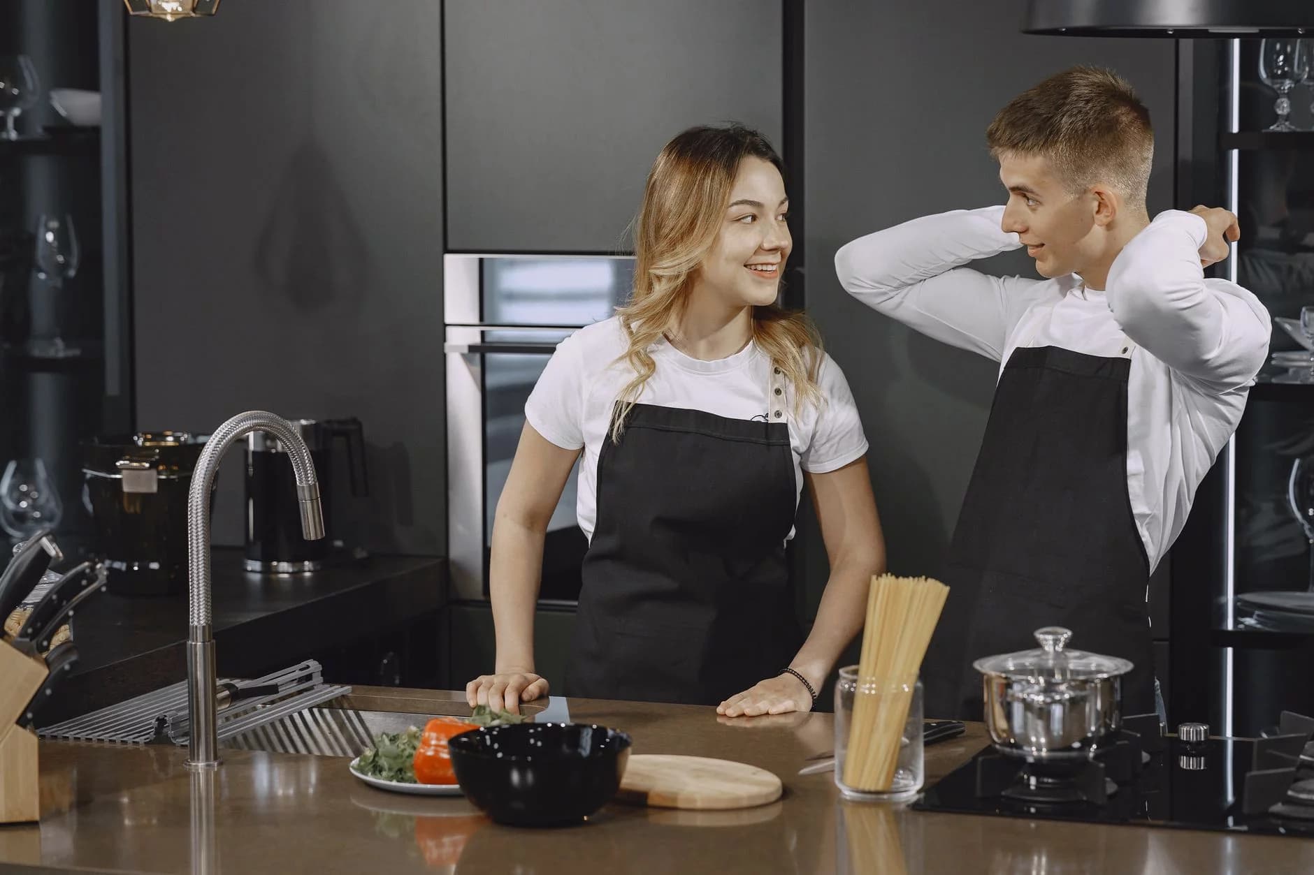Firmowy MasterChef. Dlaczego fartuchy reklamowe to genialny pomysł na integrację zespołu