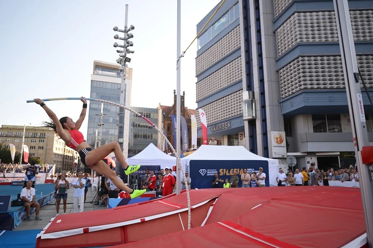FOTO Rozgrzewka przed świętem! Zobaczcie lekkoatletykę na rynku w Katowicach
