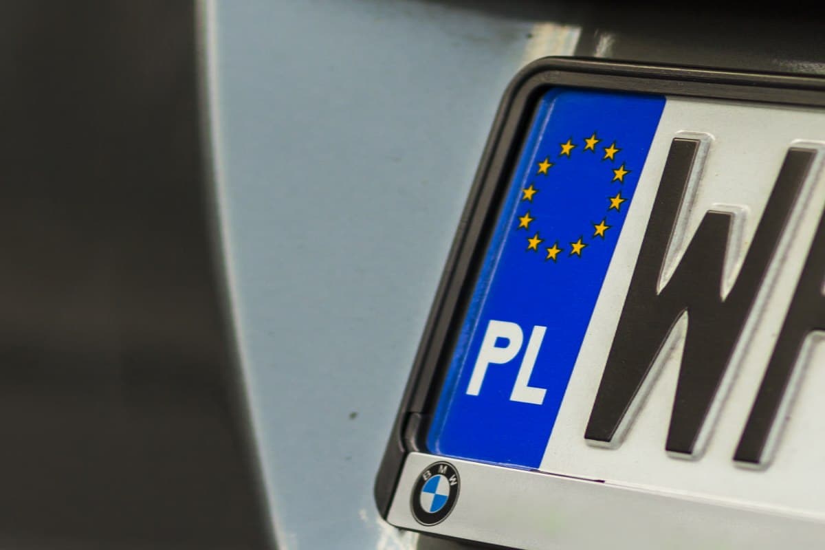 Gdańsk dostał tablicę „XD” i internet oszalał. Sprawdź, jak zmienią się numery rejestracyjne w Warszawie