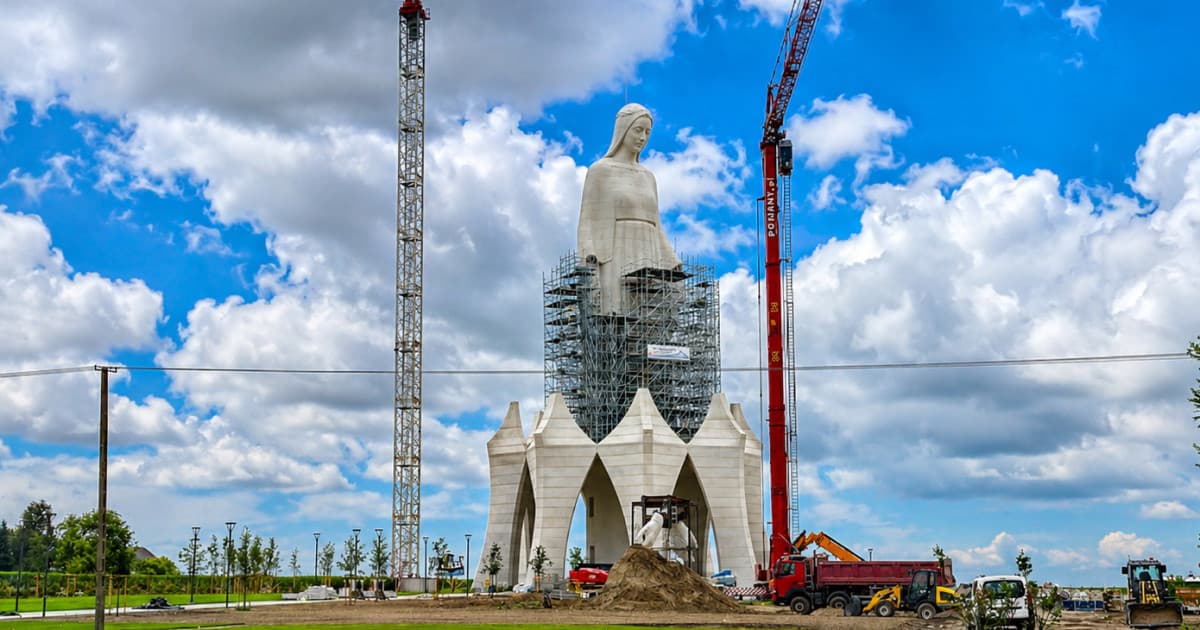 Gigantyczna figura i polityczna awantura. Poszło o jedną wypowiedź
