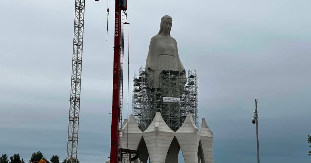 Gigantyczna Matka Boża jest już prawie gotowa