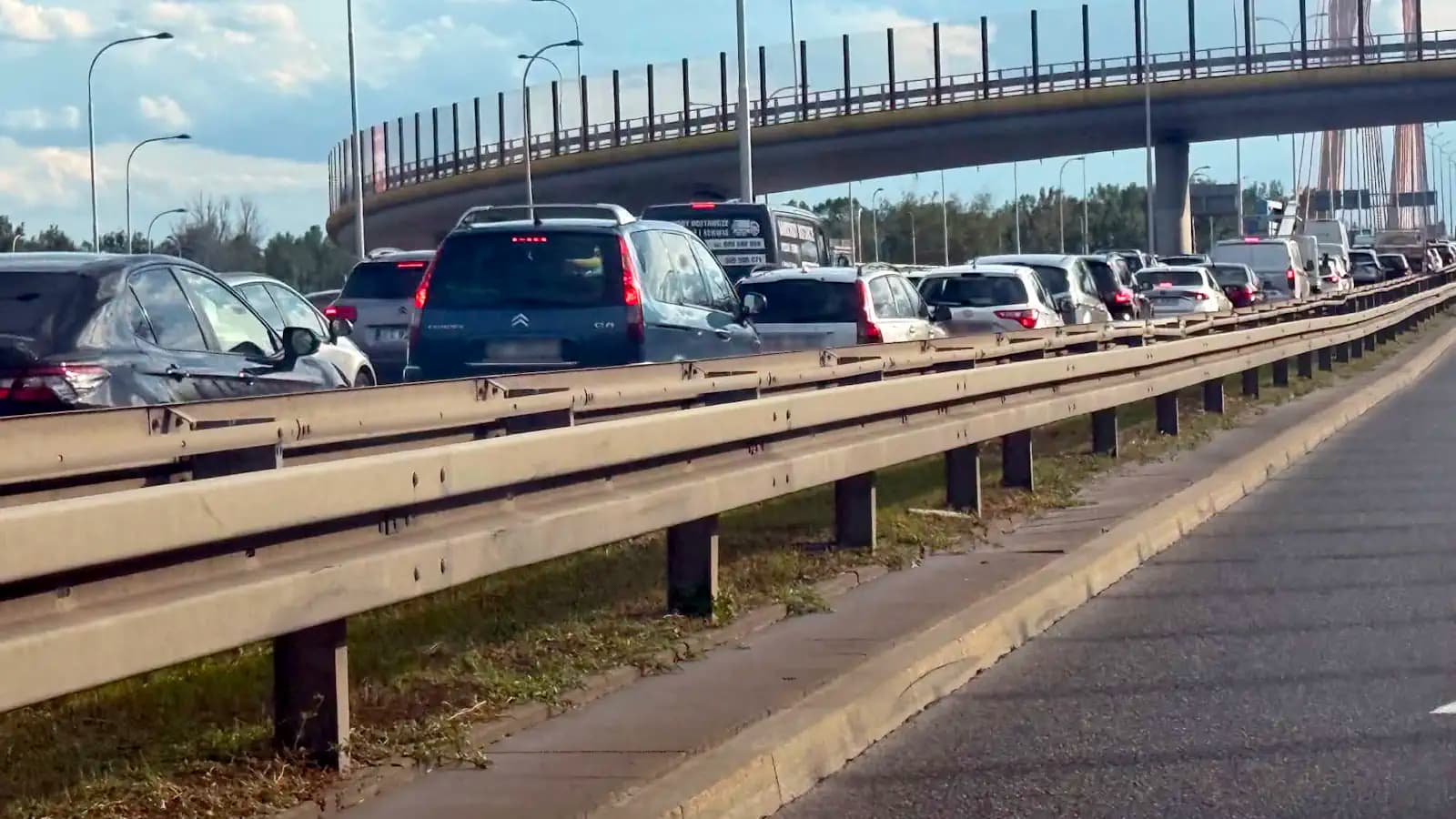 Gigantyczny korek na Moście Siekierkowskim sięga aż do Gocławia. Tak będzie aż do 28 lipca