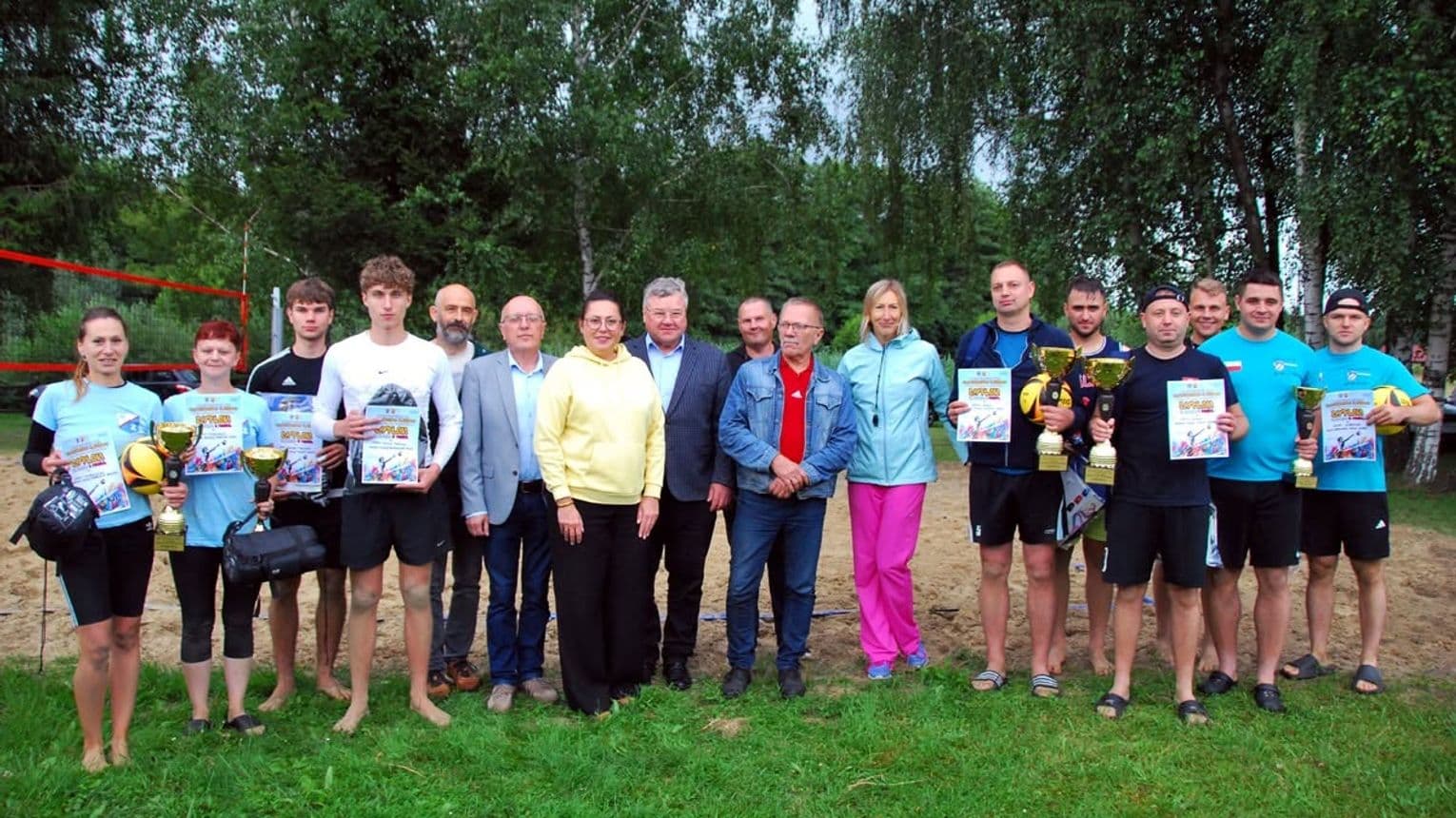 Gmina Dukla triumfuje w Niżnej Łące. Zacięty turniej siatkówki plażowej mimo deszczu i wiatru