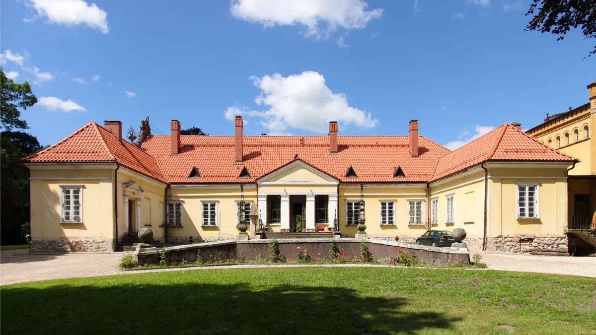 Godzinę od Gdańska stoi pałac z niezwykłą historią. Bywali tu najwięksi twórcy