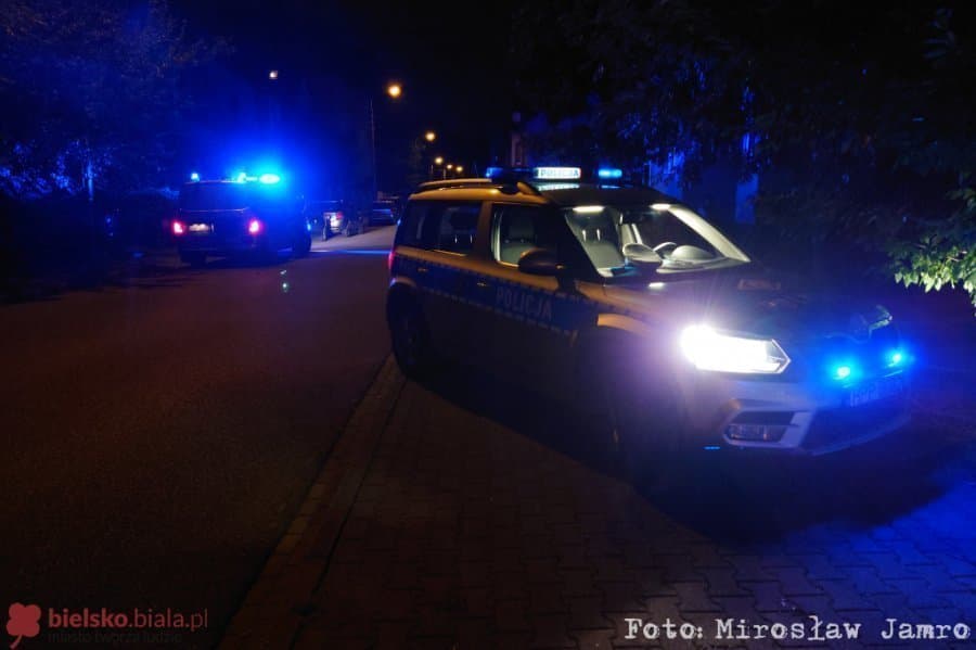 GORĄCY TEMAT Nocna interwencja policji na bielskim osiedlu. Agresywny i nietrzeźwy groził obsłudze sklepu 1 8156
