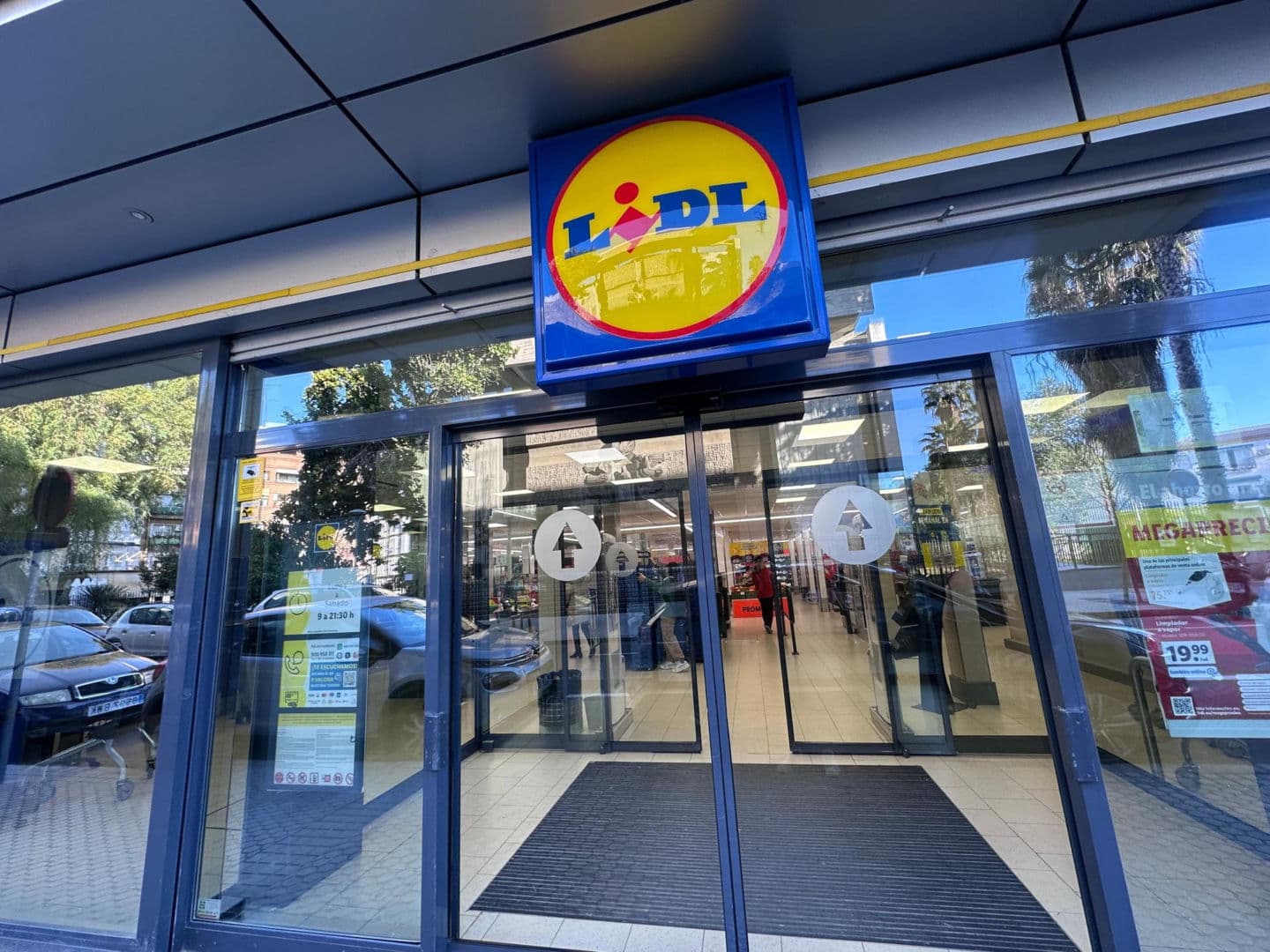 Gospodarka i finanse Lidl ujawnia zarobki kasjerów w 2026 roku. Sieć podniosła podstawowe pensje