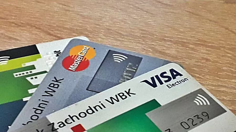 Gotówka w odwrocie. Seniorzy idą w ubankowienie