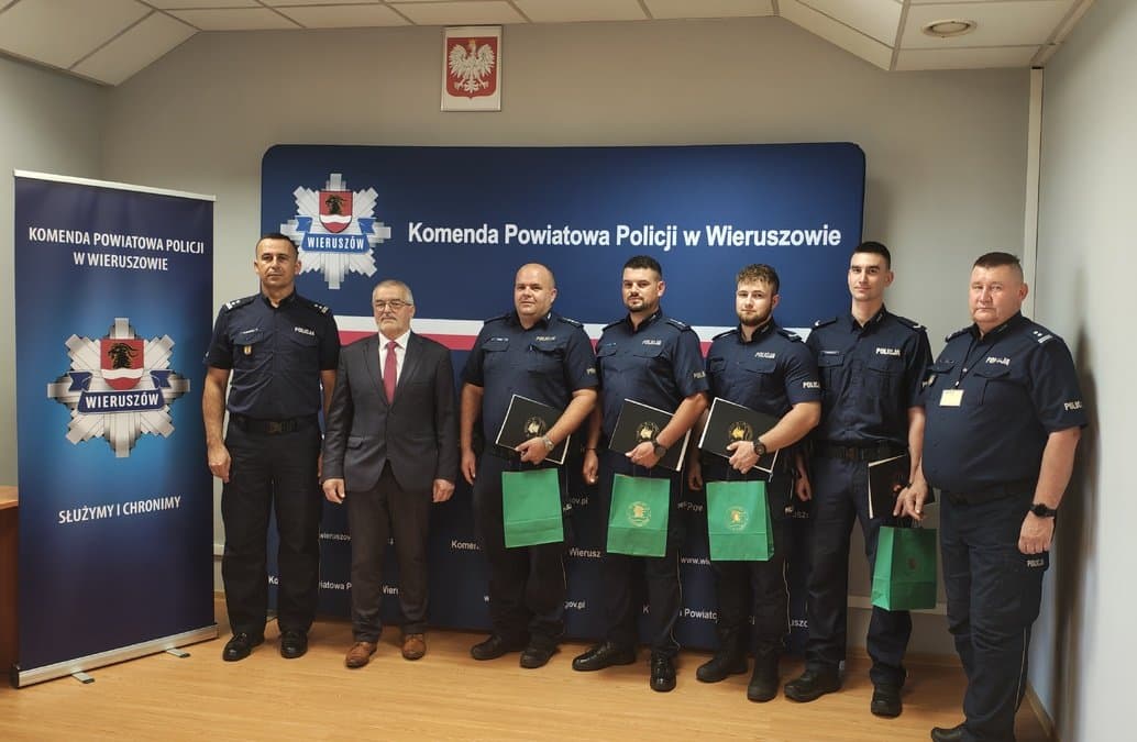 Gratulacje dla laureatów konkursu Dzielnicowy Roku i Patrol Roku