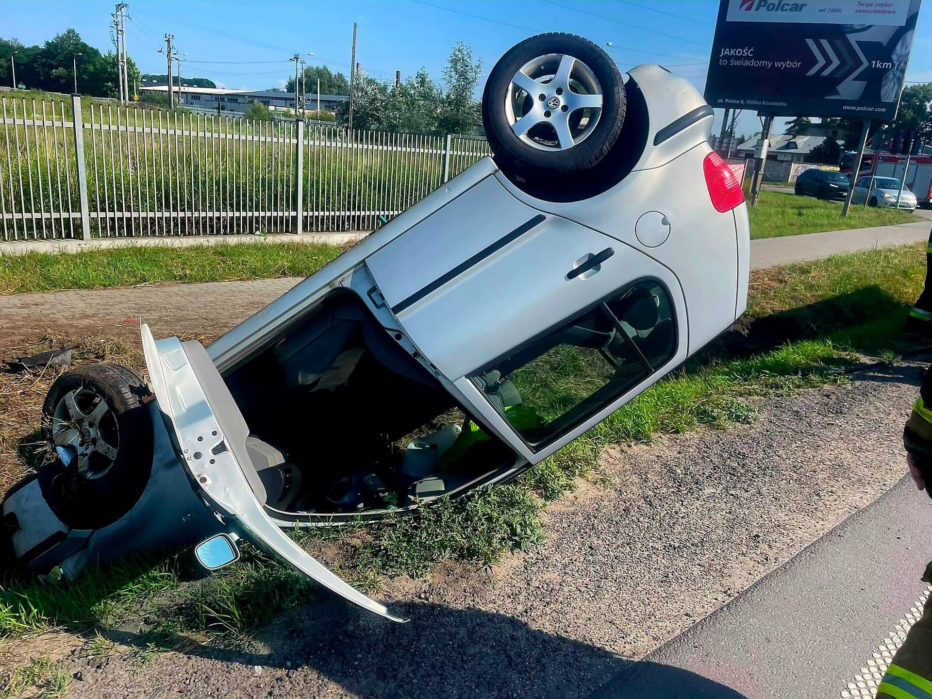 Groźne dachowanie po zmianie pasa na Alei Krakowskiej. Volkswagen wpadł do rowu, kierowca BYD ukarany