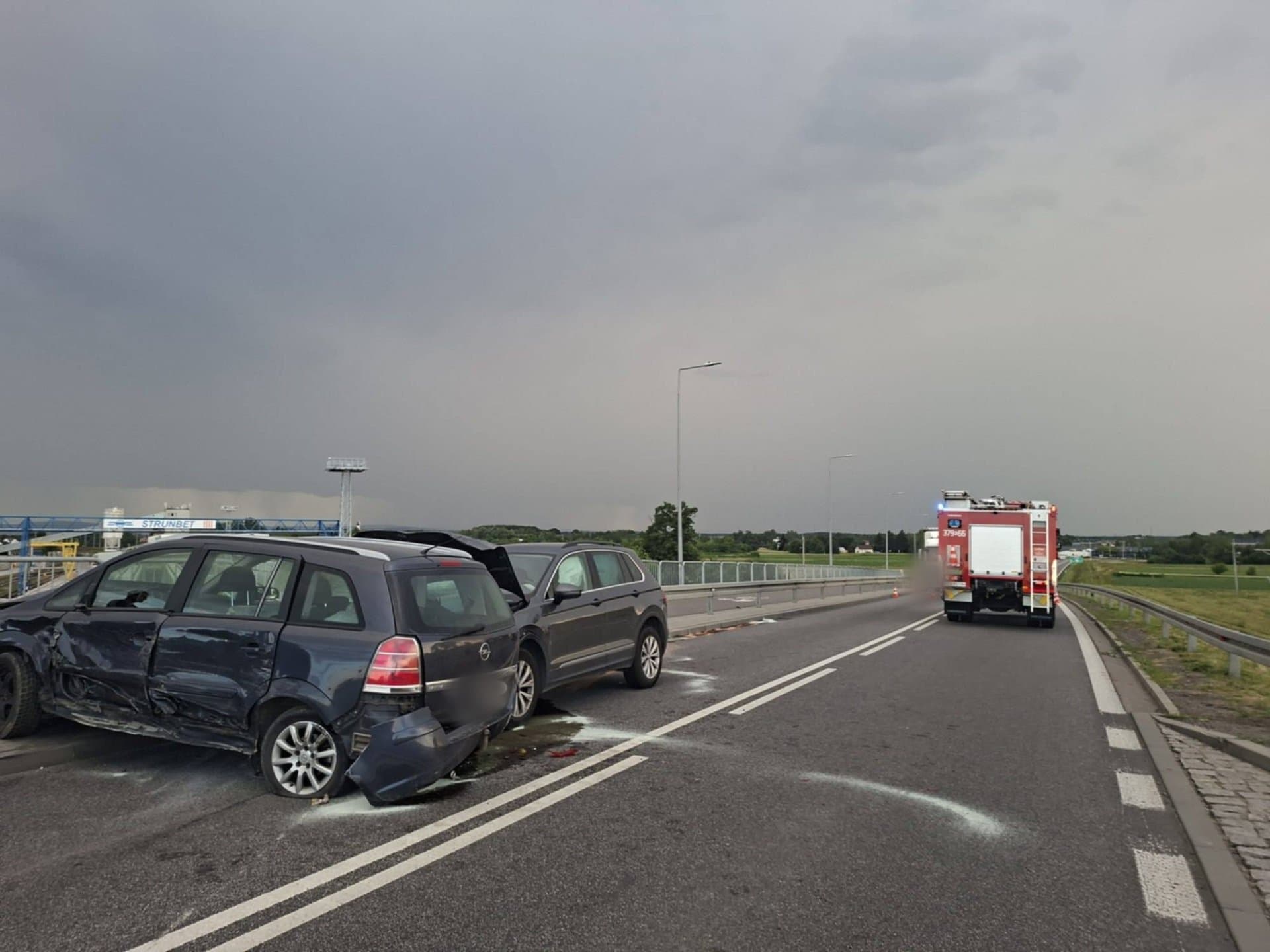 Groźne zdarzenie na moście w Ostrowie z udziałem samochodów osobowych