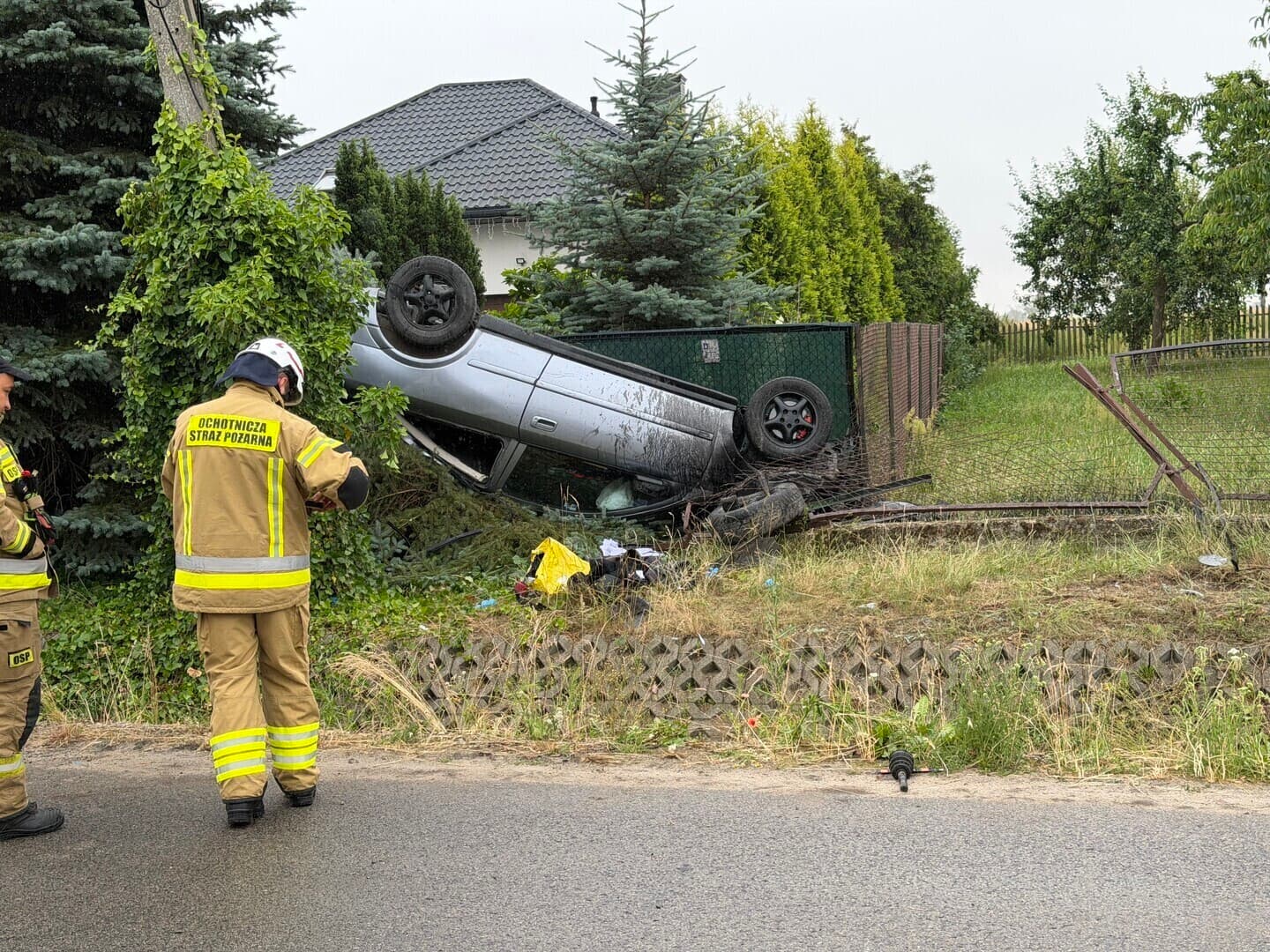 Groźnie w Longinówce w gminie Rozprza. 21-latek miał wypaść z samochodu po uderzeniu w przepust i ogrodzenie