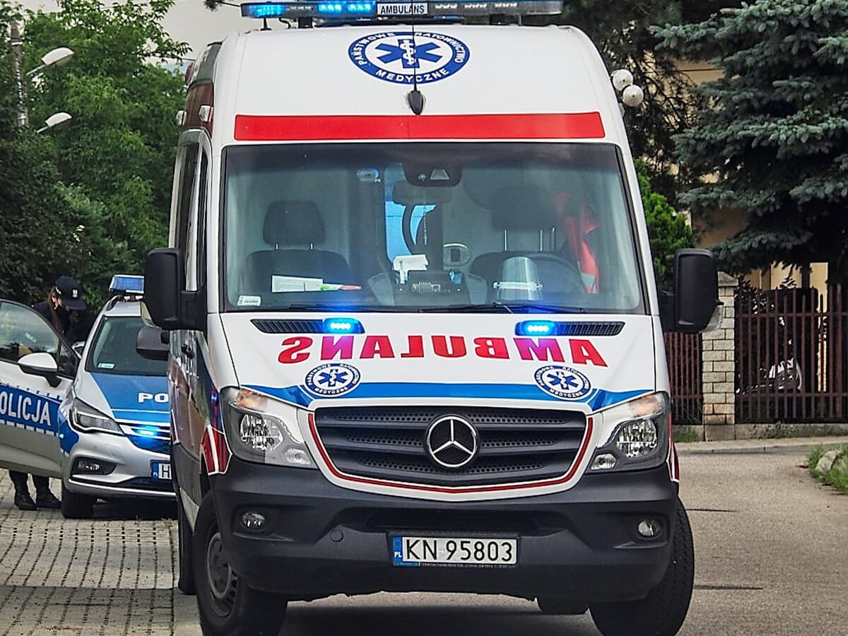 Groźny poranek w Nowym Sączu! Po zderzeniu dwóch aut dwie osoby trafiły do szpitalaGroźny poranek w Nowym Sączu! Po zderzeniu dwóch aut dwie osoby trafiły do szpitala