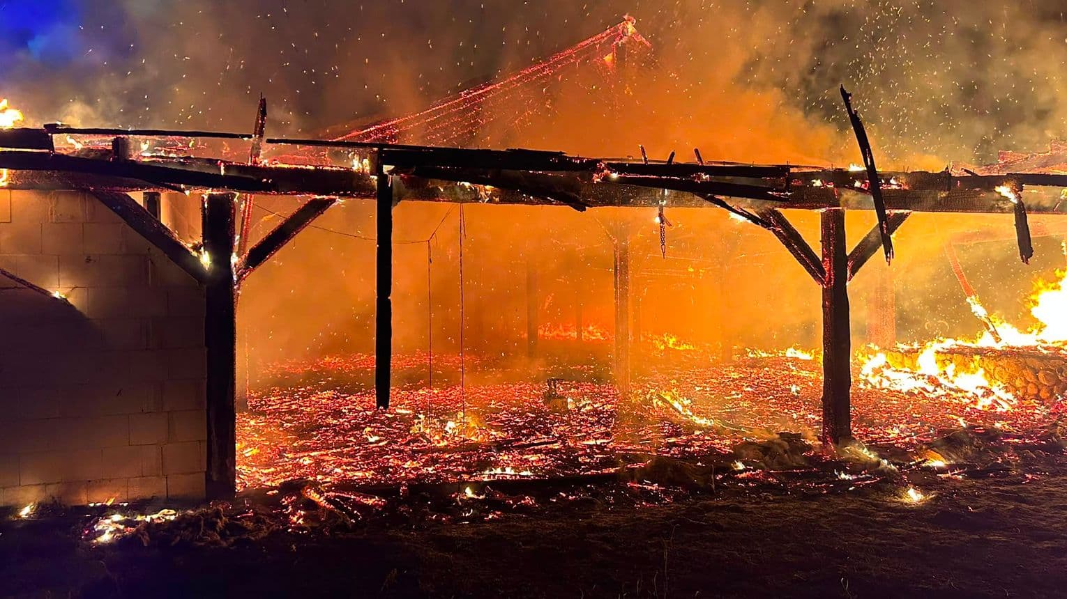 Groźny pożar w powiecie kartuskim. Spłonęła część domu i drewniana wiata