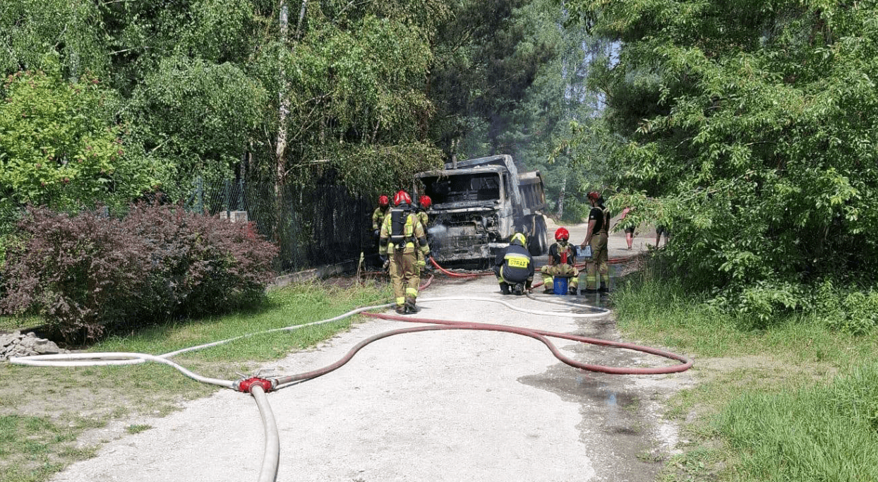 Groźny pożar w Złotorii. Płonął samochód ciężarowy