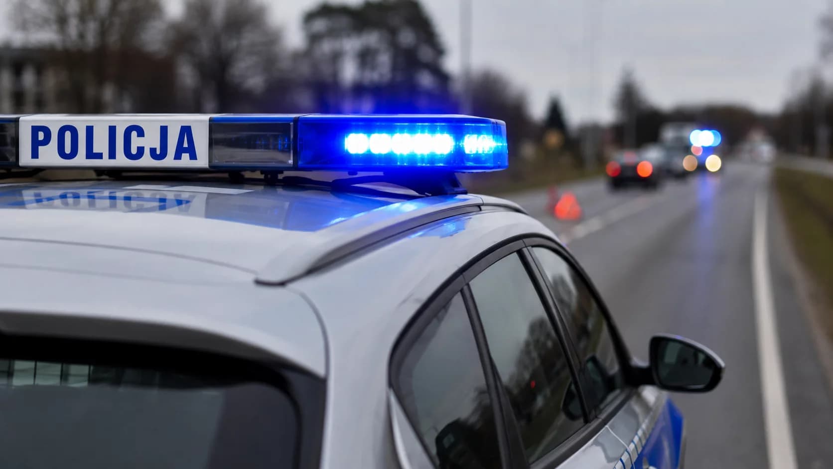Groźny wypadek ciężarówki w powiecie krotoszyńskim. Kierowca przewieziony do szpitala