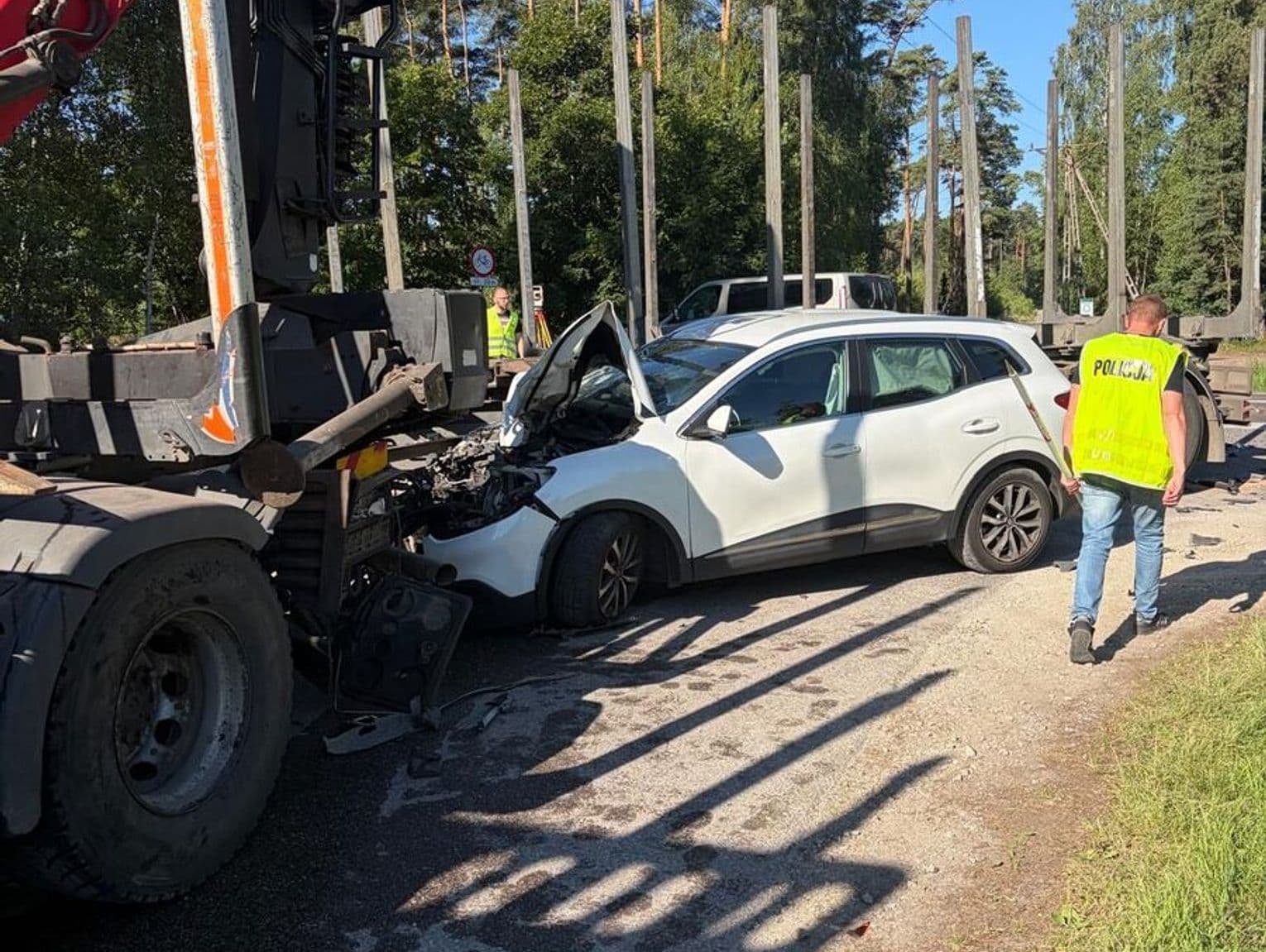 Groźny wypadek na DW 235. Chwila nieuwagi doprowadziła do zderzenia z ciężarówką