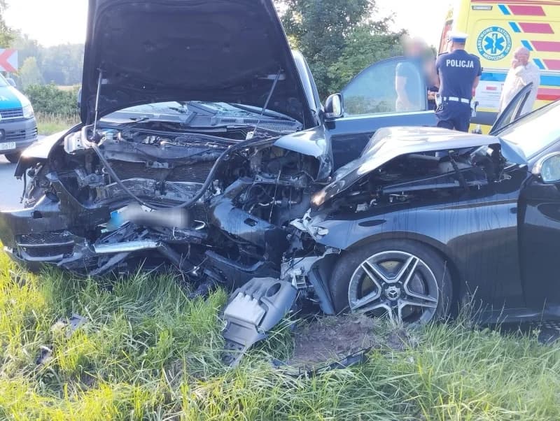 Groźny wypadek na DW513 koło Bielicy. Rejs LPR i dwie osoby w szpitalu