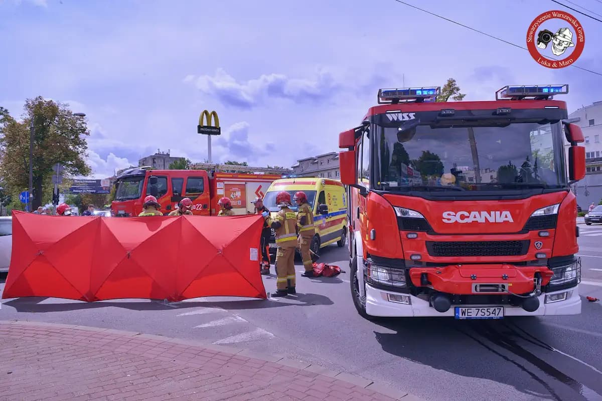 Groźny wypadek pod Warszawą. Paraliż ruchu, motocyklista w szpitalu