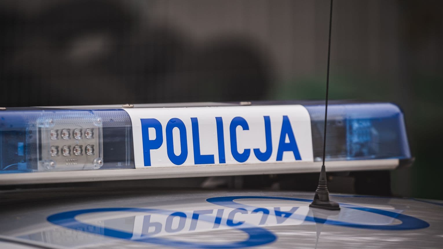 Groźny wypadek przy Galerii Bałtyckiej. Jedna osoba zakleszczona w aucie