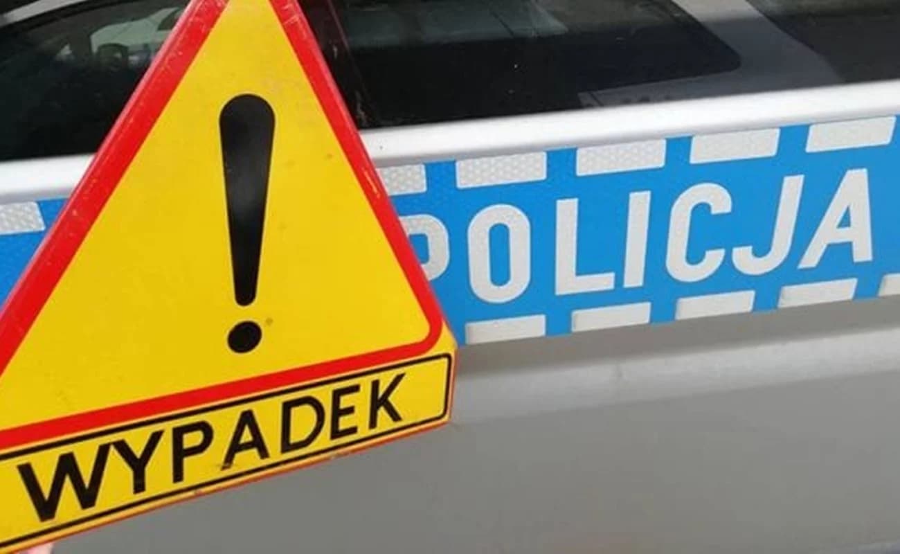 Groźny wypadek w Kiernozi. Renault uderzyło w słup, kierowca trafił do szpitala