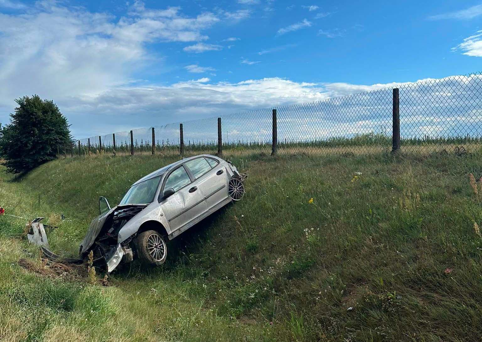 Groźny wypadek w Ludwinowie Dębskim. Auto wypadło z drogi, dwie osoby trafiły do szpitala