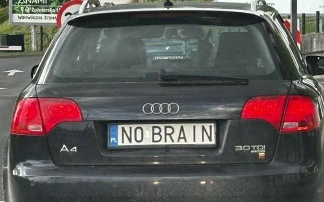 "Gruba", "Ostra", "No brain". Takie napisy widnieją na samochodach polskich kierowców