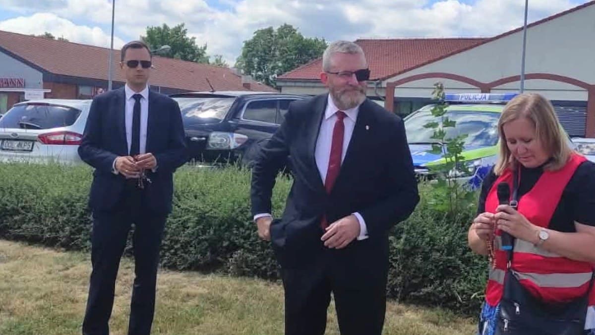 Grzegorz Braun niespodziewanie pojawił się w Lublińcu. Poparł publiczny różaniec