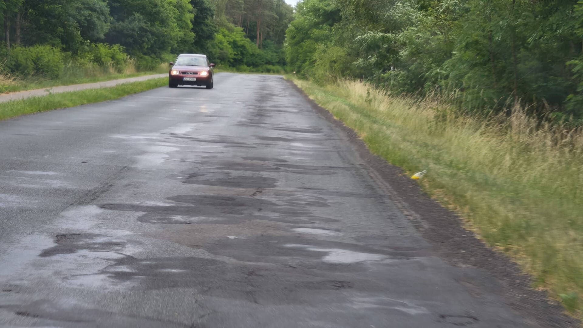 Gwiazdy na scenie, marina, plaża, Tour de Pologne i coraz większy ruch. A droga Goleniów – Lubczyna wygląda koszmarnie